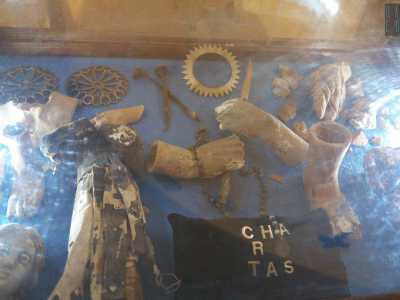 Si parte dalla sagrestia: � la parte pi� antica, quella che un tempo ospitava una precedente chiesa dedicata a San Girolamo. Sul fondo, opportunamente raccolti in una teca, riposano alcuni oggetti ritrovati durante i lavori...